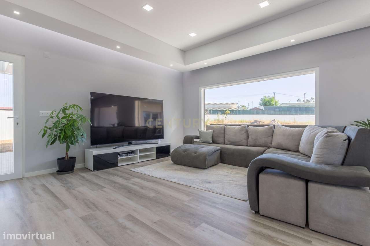 Vila Alegre / Fernão Ferro - Luxuosa moradia isolada térrea de 4 assoa-8