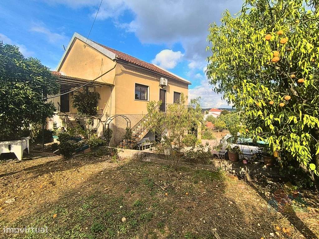 Moradia T4 com construção robusta e terreno perto IC9- Tomar-7