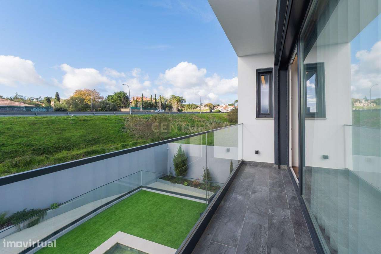 Excelente moradia geminada V4 em Urbanização nova na zona de Albarraqu-44