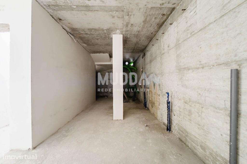 Moradia isolada de design contemporâneo nos Casais Mestre Mendo-17
