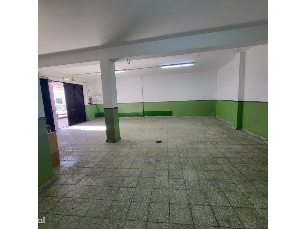 Moradia T4 com terraço e garagem no centro de Moura