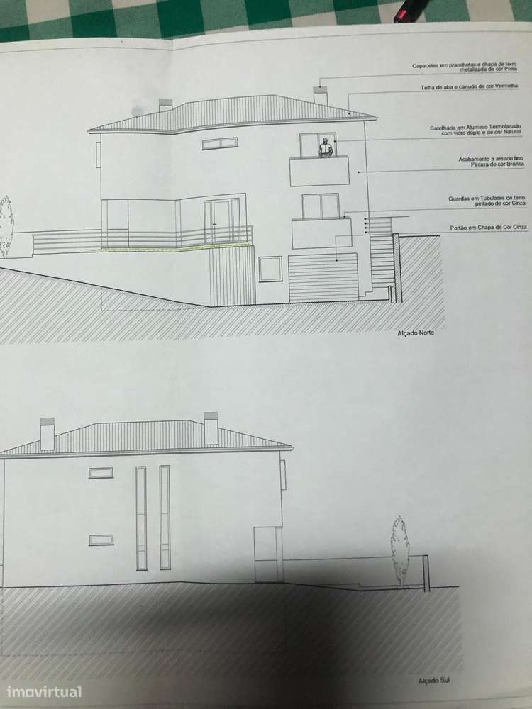 Moradia T4 Isolada com Garagem, Jardim e quintal em Viatodos Barcelos-2