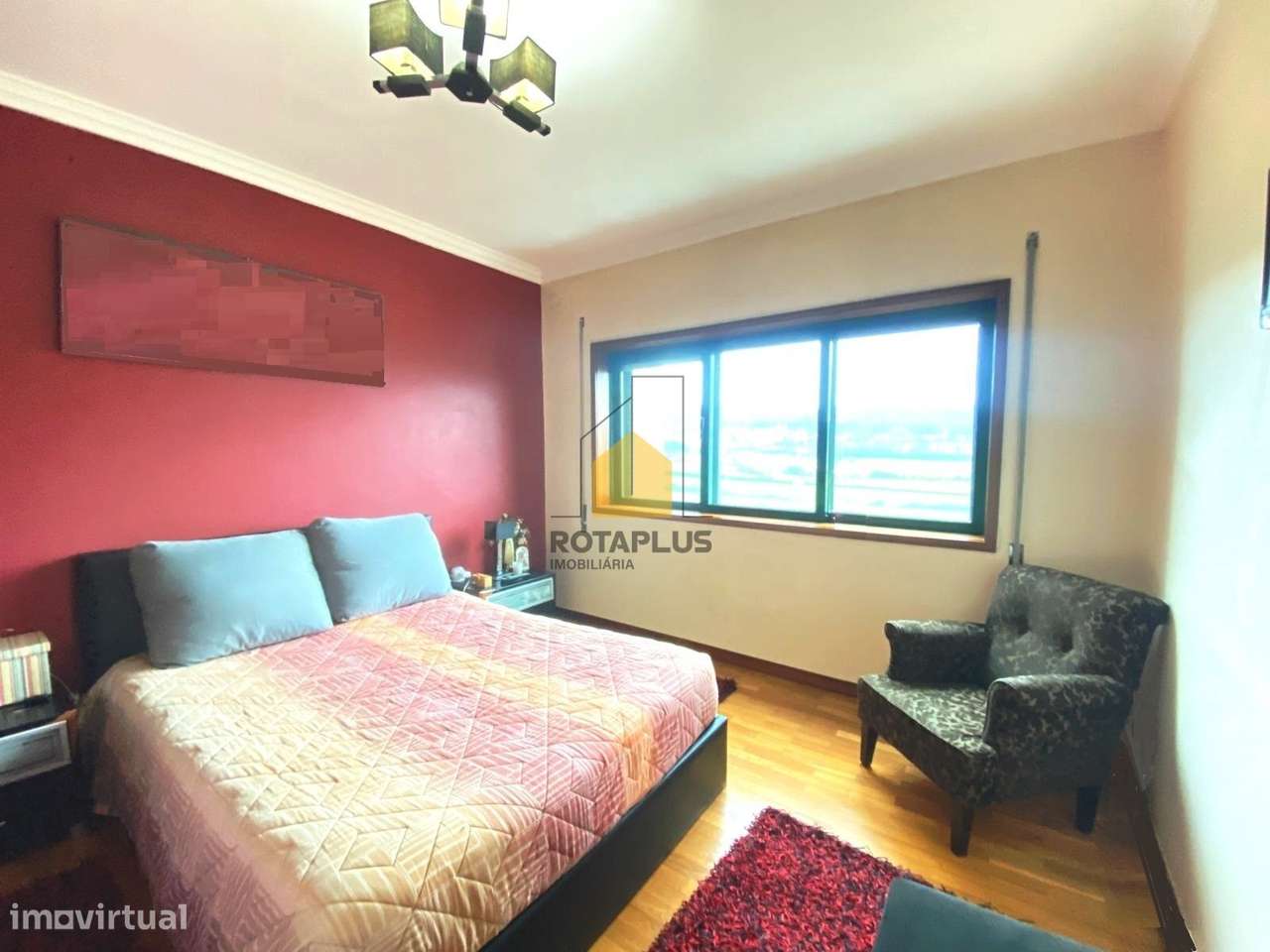 Apartamento T2 com excelentes áreas, varanda e garagem-10