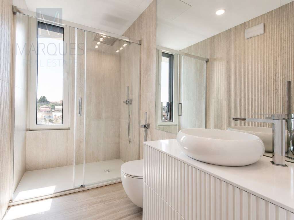 Moradia T5 com 4 Suites, Jardim e Piscina na Charneca da Caparica-17