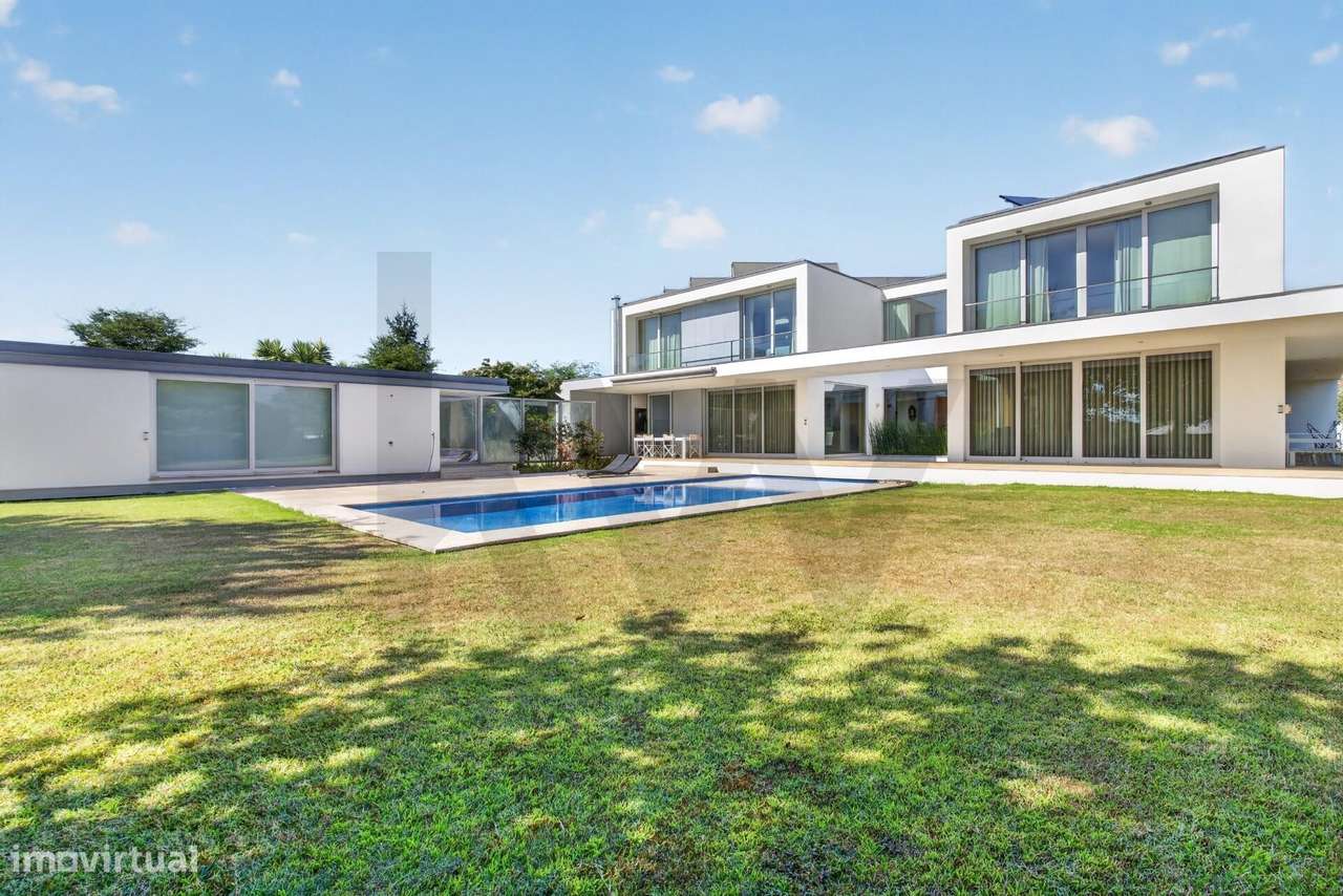 Moradia T5 de Luxo com Piscina e Lote de 2.773 m2-44