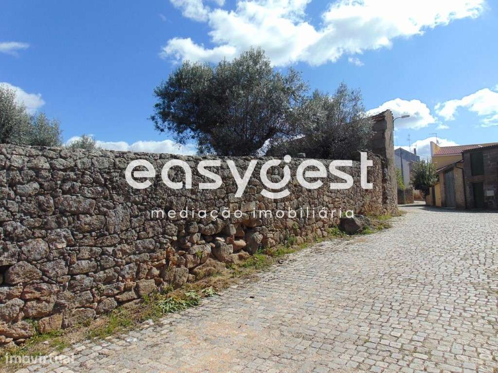 Conjunto de três edifícios urbanos com 117m2 por recuperar. - Grande imagem: 2/37