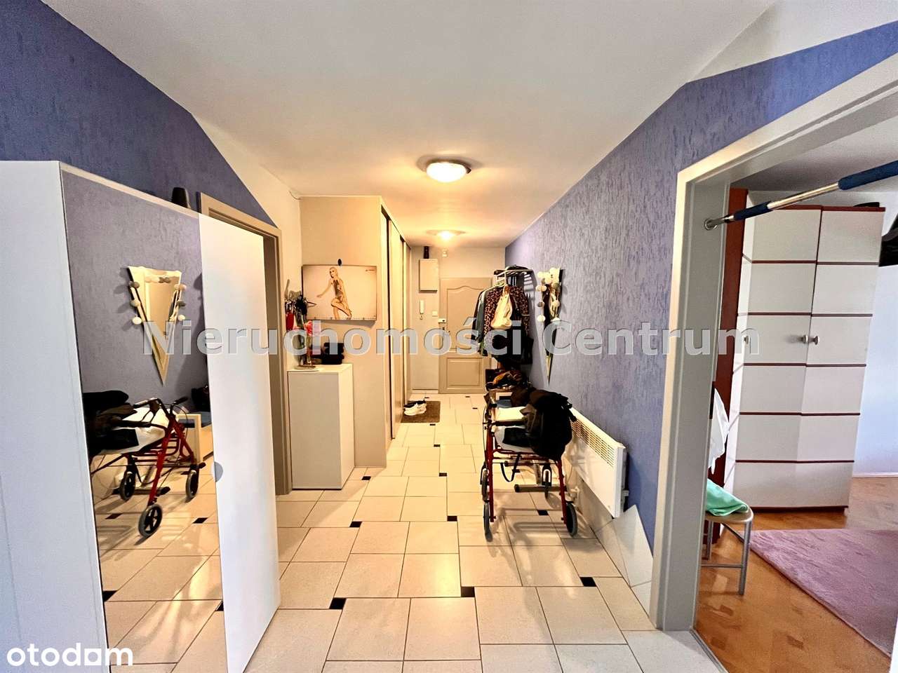 TRZYPOKOJOWY APARTAMENT Z DUZYM BALKONEM NA PODZAMCZU-0