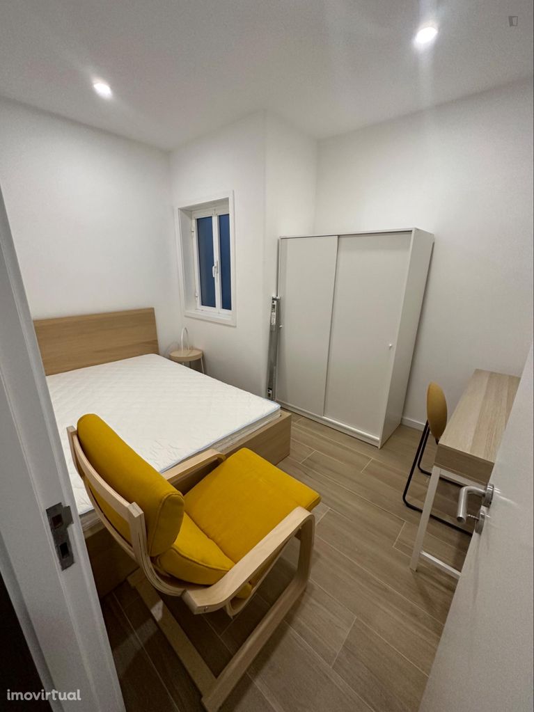 694812 - Quarto com cama de casal em apartamento com 4 quartos