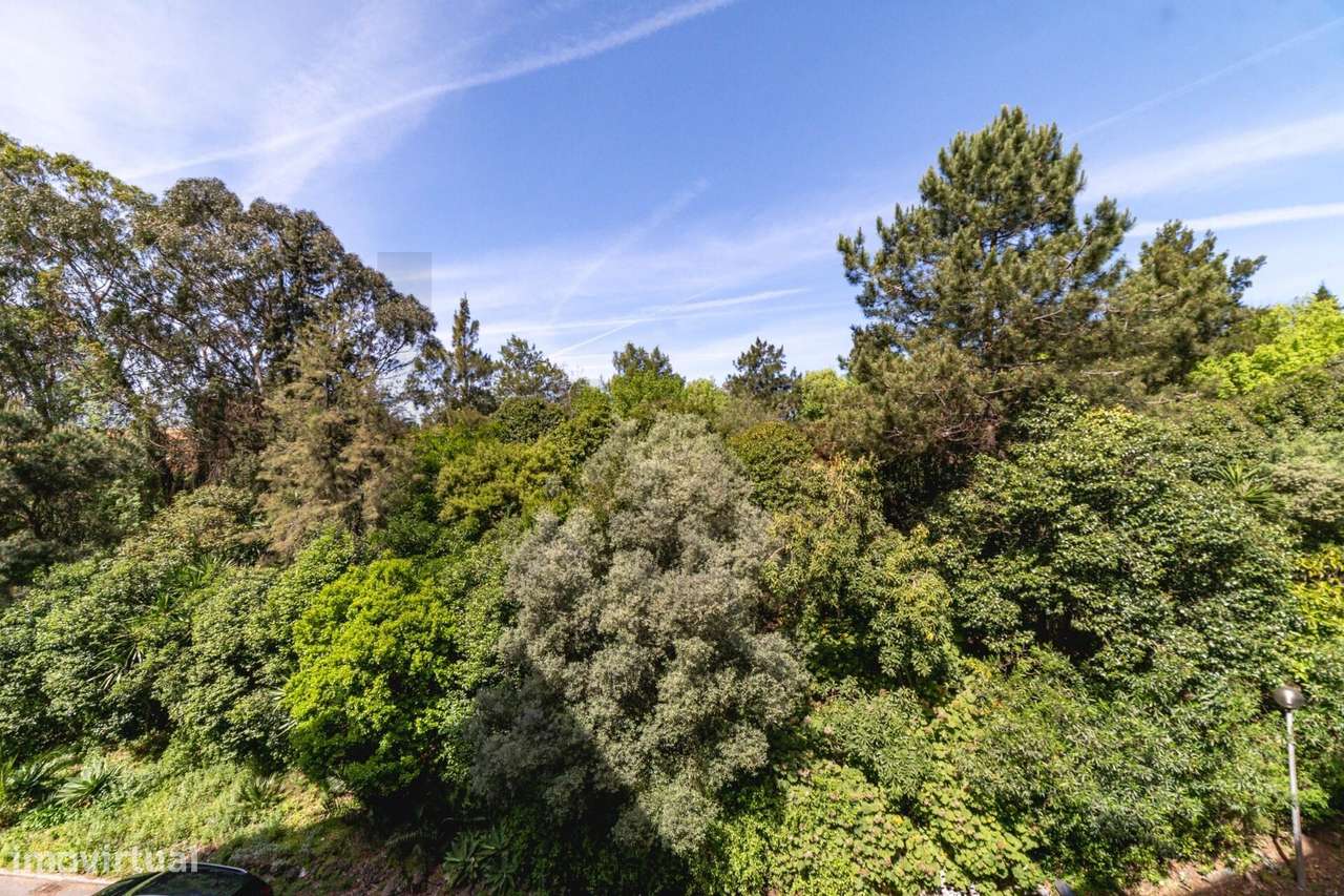 Apartamento T2 em Monte Abraão: Espaço, Luz e Conforto-17