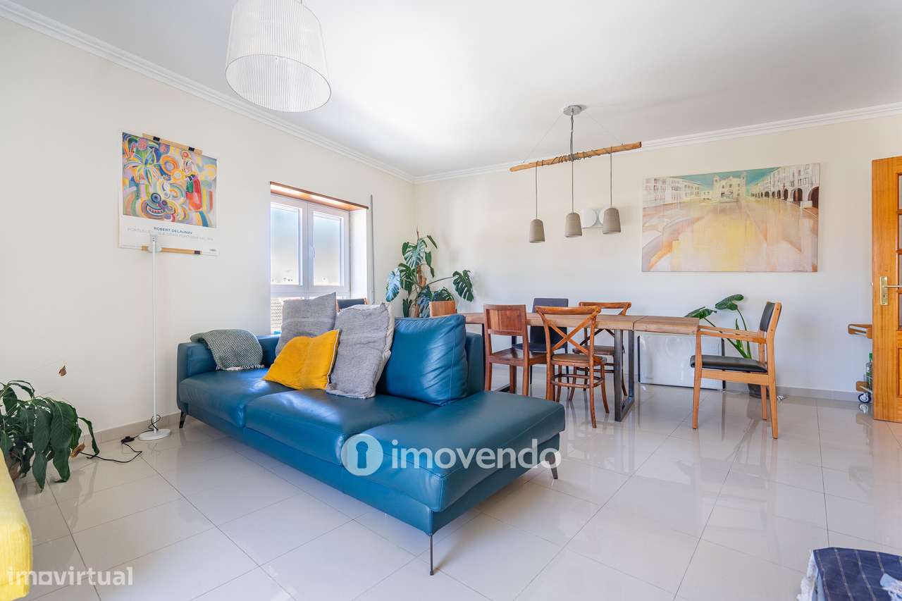 Apartamento T2 com estacionamento e arrecadação, em Mem Martins-3