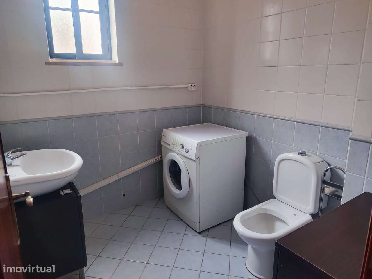 Moradia geminada (ponta), r/c e 1º andar, a 5min. do centro da cidade!-13