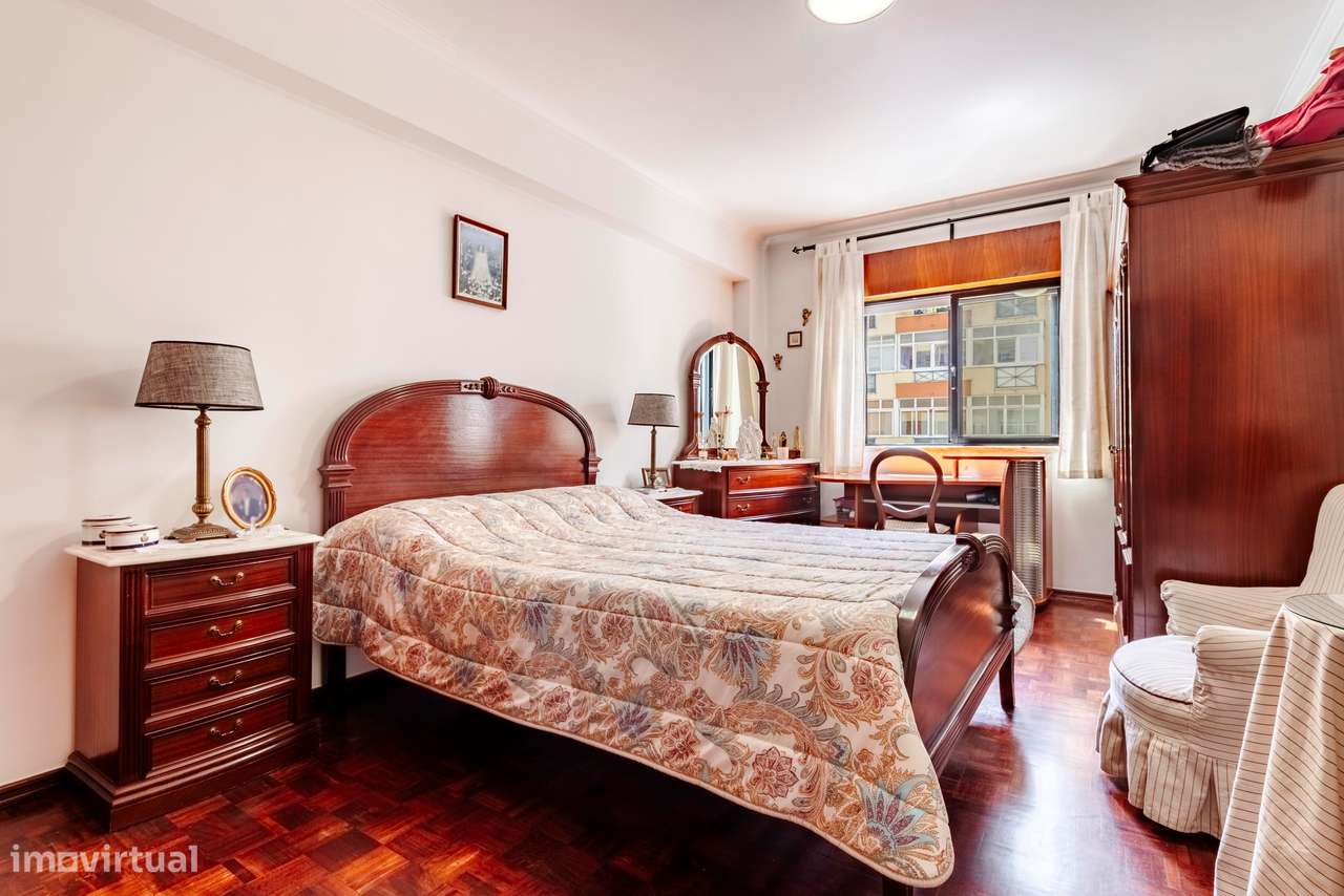 Apartamento T2 c/ 2 Lugares de Estacionamento e Terraço c/ 30m2 em Mem-28