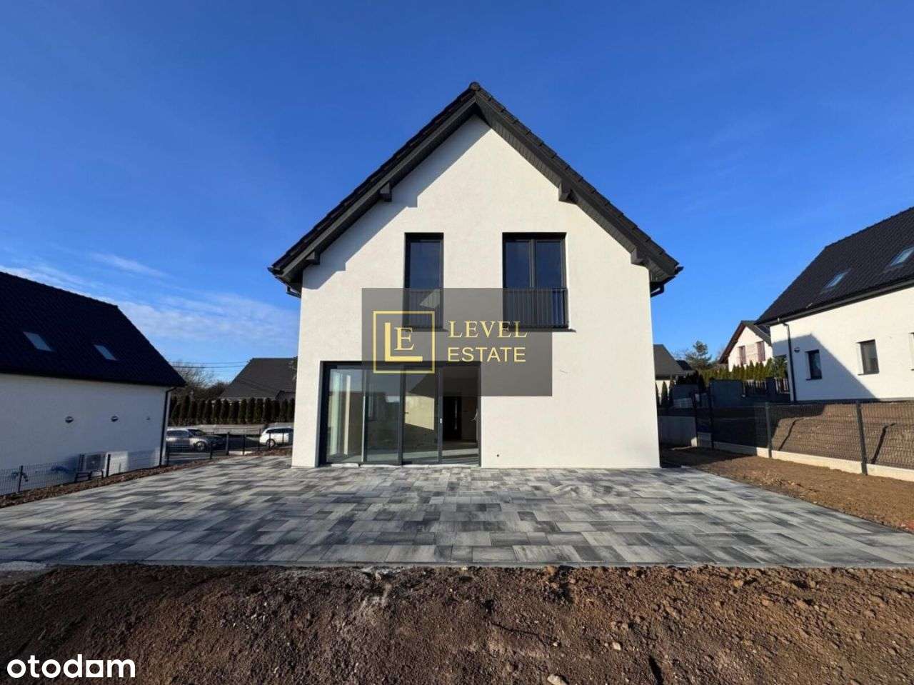 Wolnostjący, duży dom rodzinny. Spokojna okolica.-2