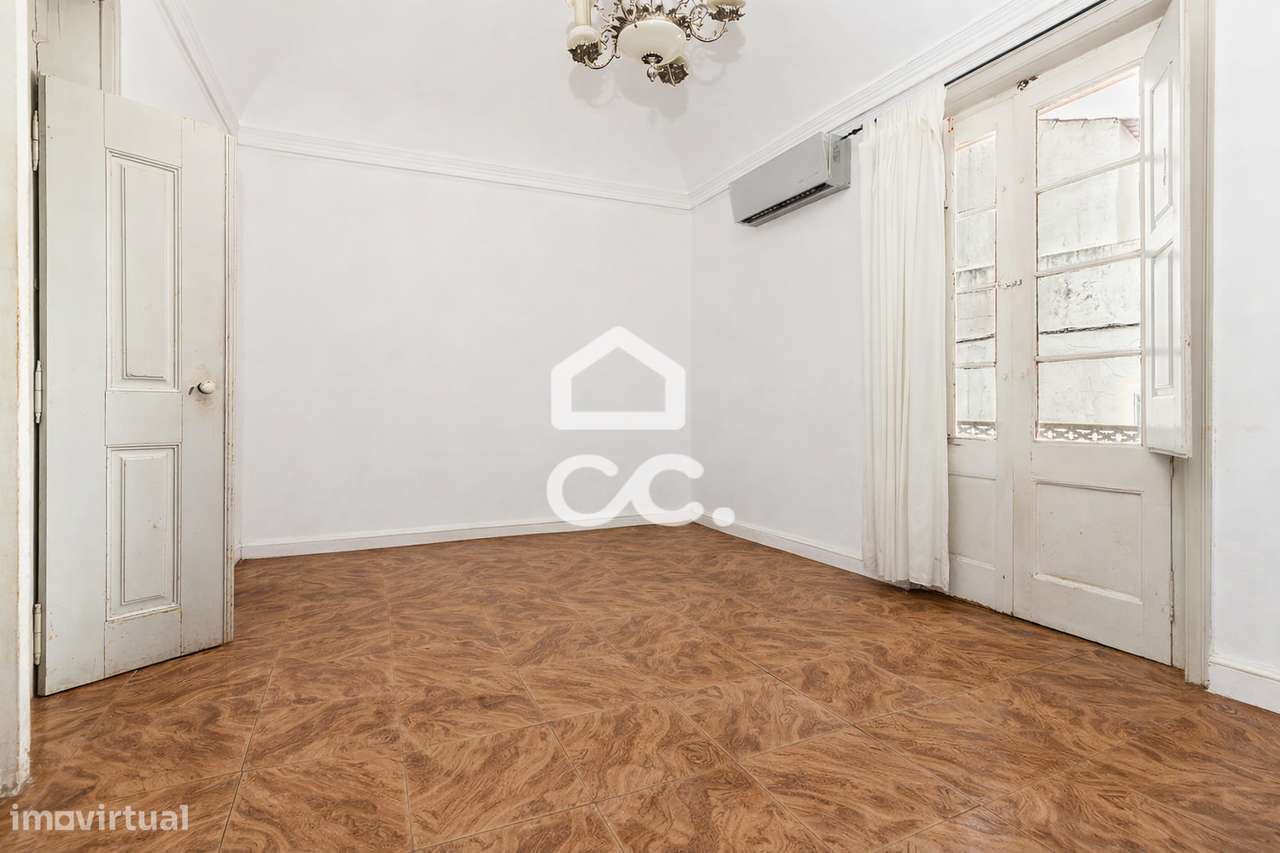 Moradia T3 Bifamiliar de 1º andar com Terraço no Centro Histórico de É-6