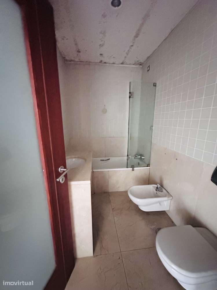 Moradia T4 com piscina, garagem e jardim em Galegos-8