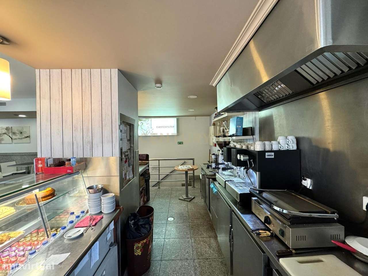 Café/Restaurante com 2 Armazéns e Loja Independente na Av. da Repúblic - Grande imagem: 4/39