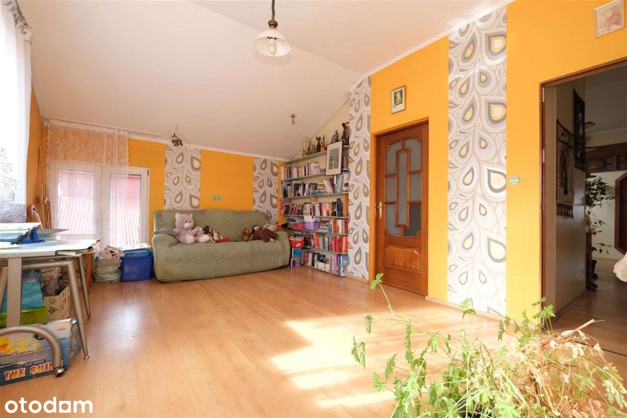 Komfortowy dom z przestrzenią do pracy i życia!-13