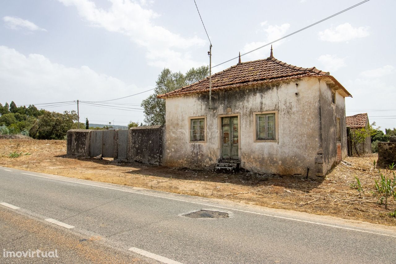 MORADIA PARA RESTAURO EM TERRENO URBANO COM VISTA SERRA