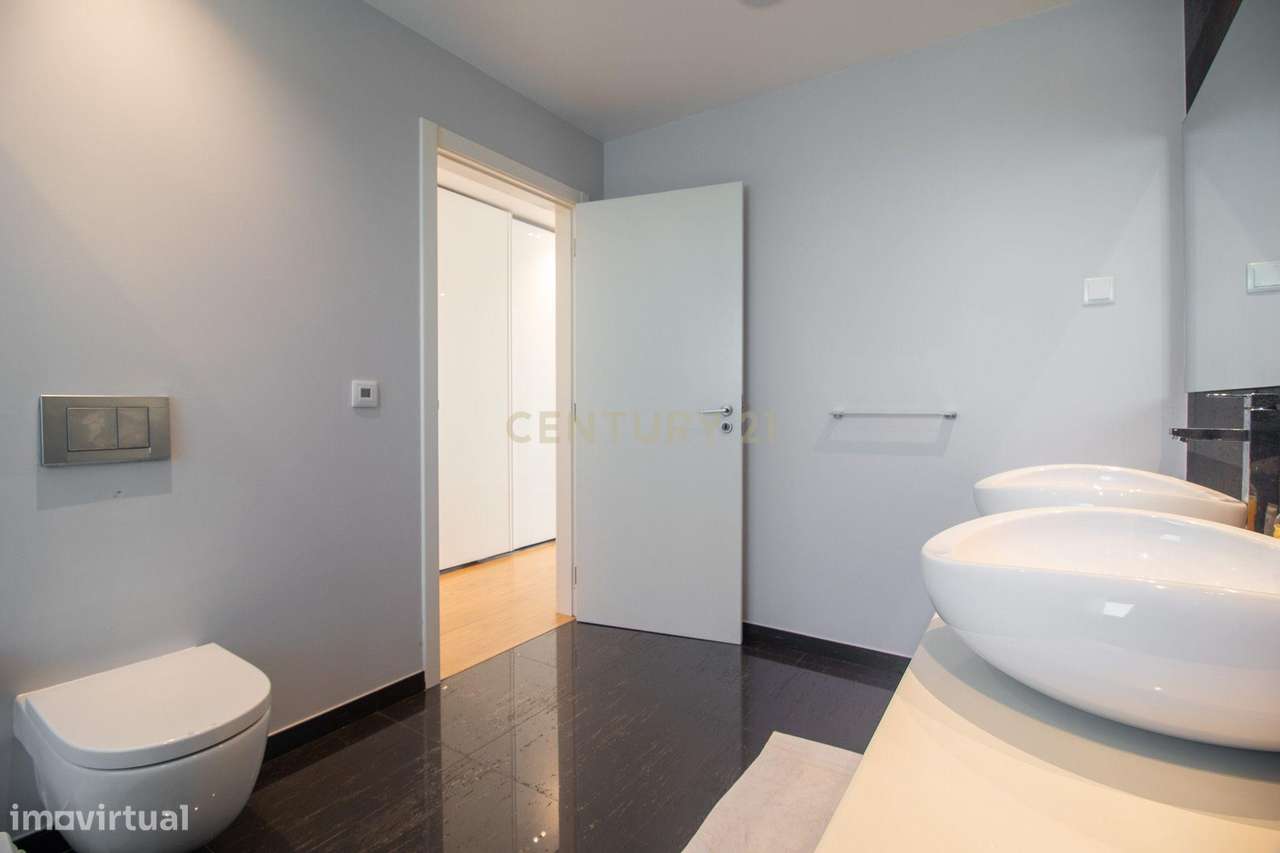 Viva o Luxo à Beira-Mar: Moradia Espetacular T5 com Piscina na Deslumb-37