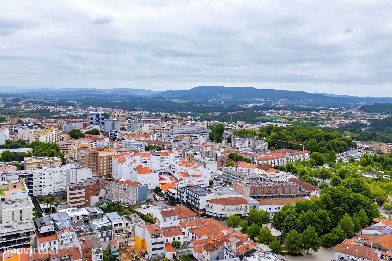 Trespasse de Conceituada Loja de Roupa Infantil no Centro de Barcelos-25