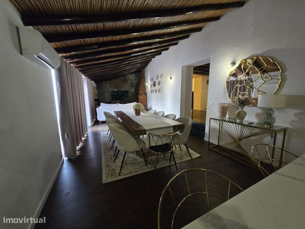 Moradia T5 Moderna com Piscina Aquecida e Garagem para 4 Carros-27