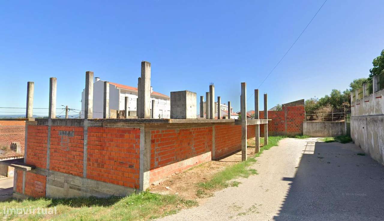 Prédio apartamentos inacabado na Chamusca a 100 Km Lisboa - Grande imagem: 5/6