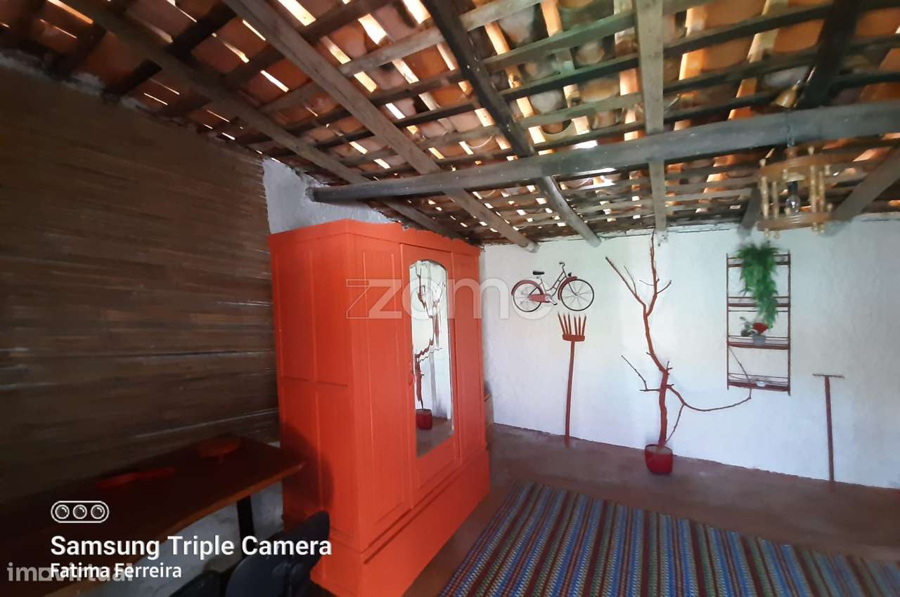 Moradia com pátio e anexos - Grande imagem: 4/15