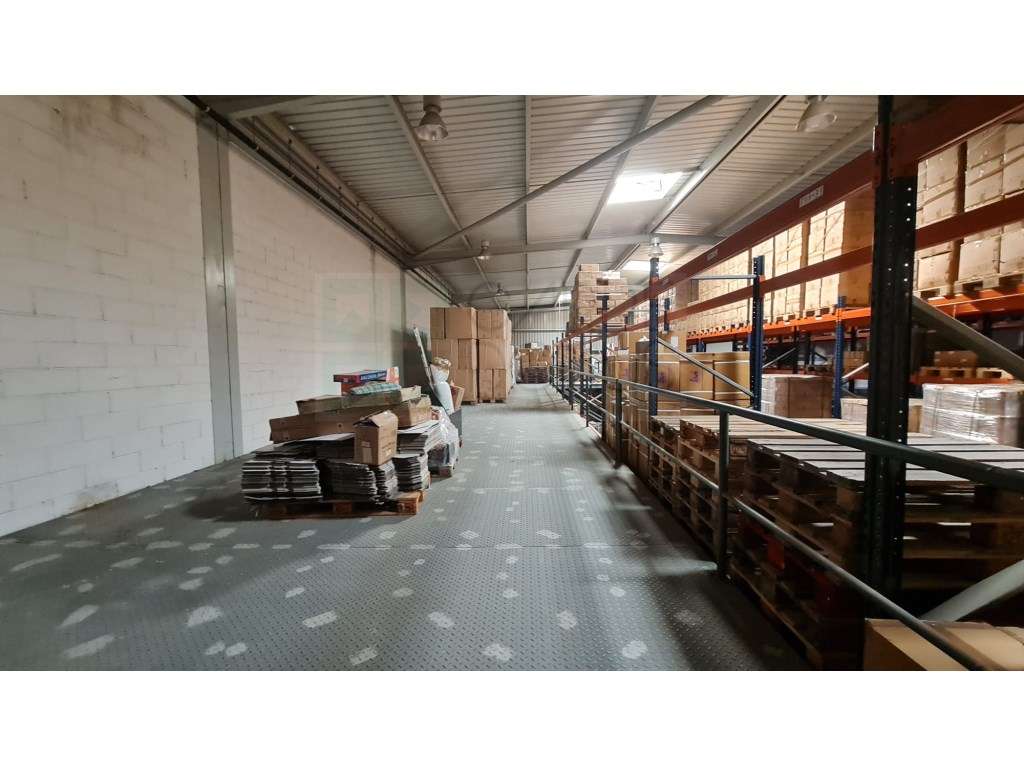 Amplo Armazém com escritórios na Nacional 10, Alverca do Ribatejo-33