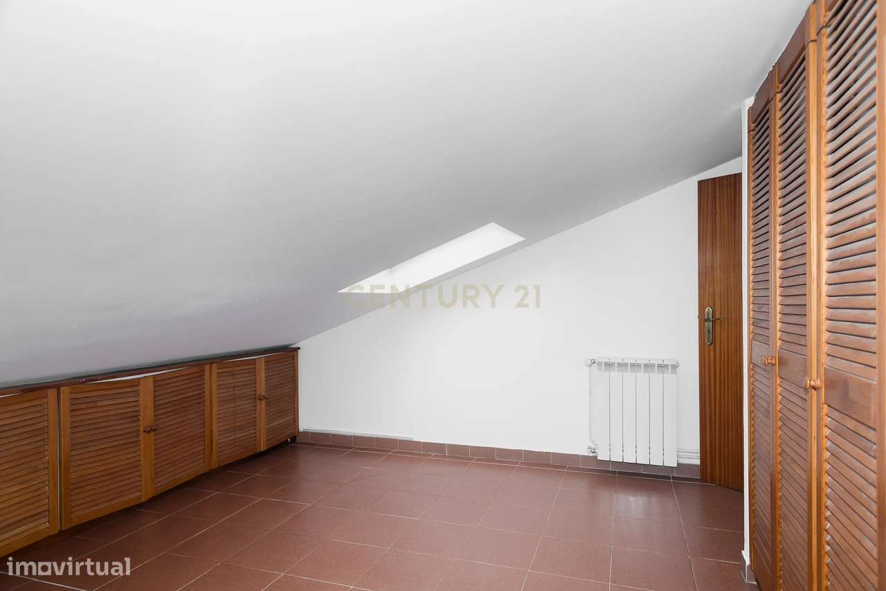 Duplex T3+3 com Vista Mar e Garagem Box – junto à praia e à A5-32