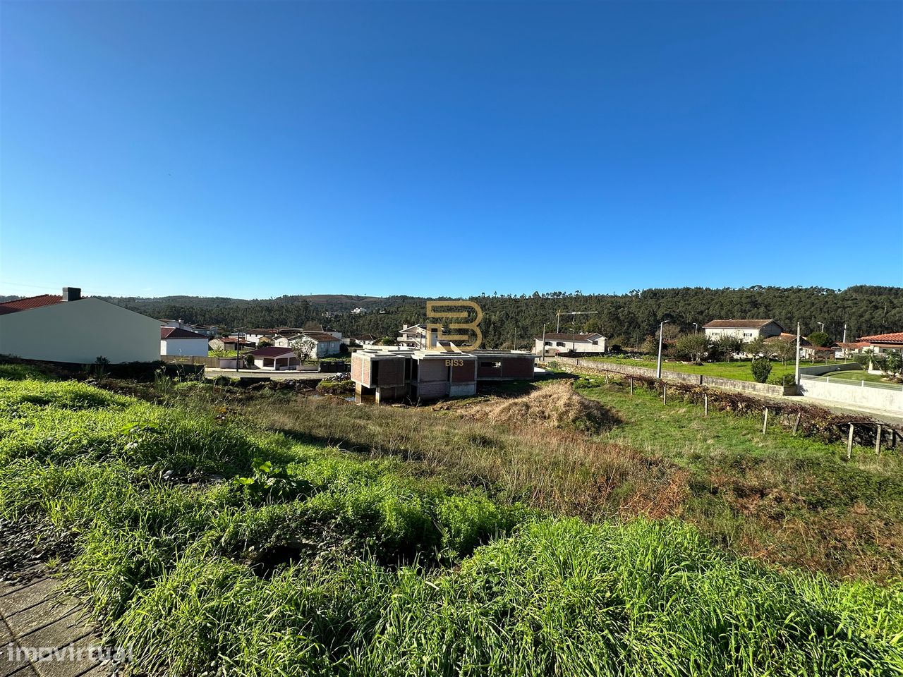 Lote de terreno com 266m2 com projeto aprovado para construção de mora