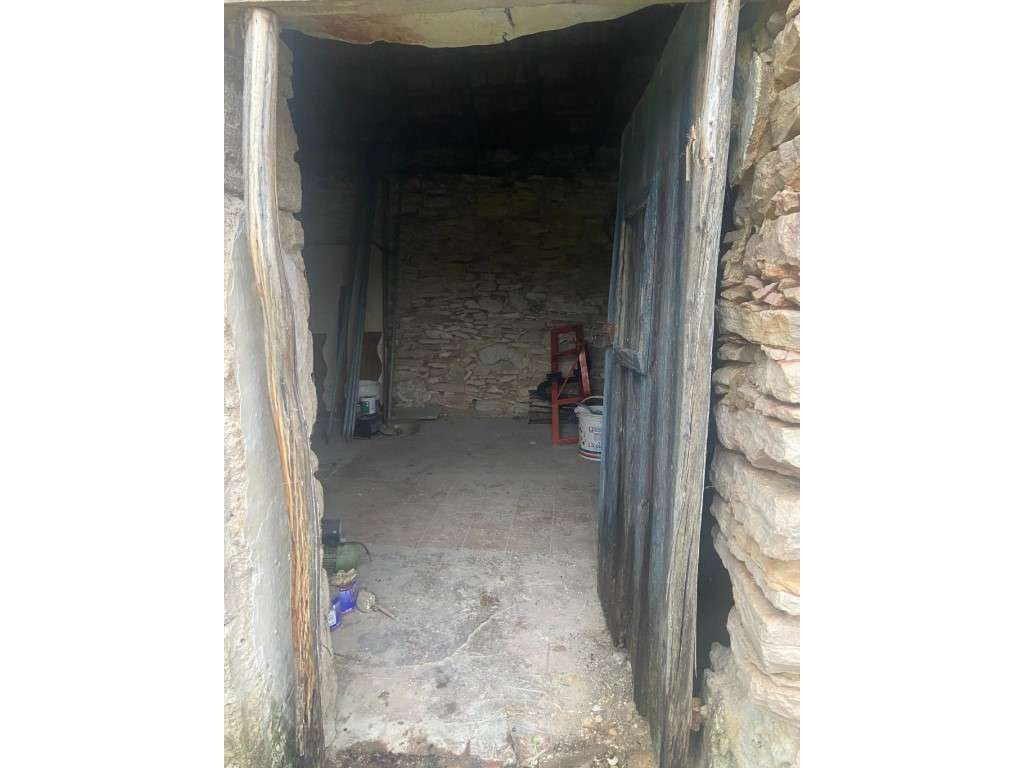 Casa térrea para recuperar na Carapinheira-15