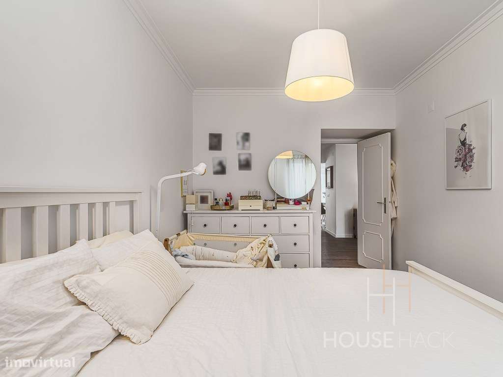 T2 Remodelado no Pragal com vista rio e duas varandas-18