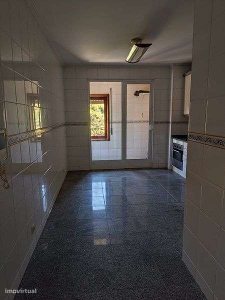 T2 com duas frentes,  terraço e garagem fechada - Grande imagem: 5/12