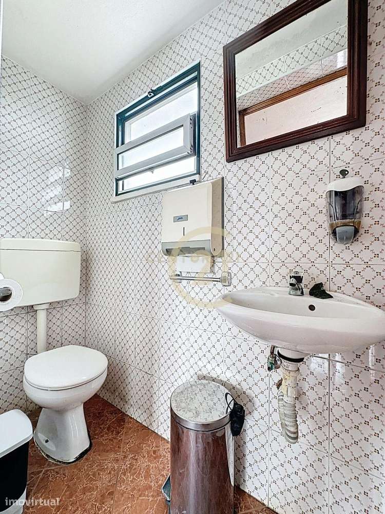 Espaço Comercial em Praia da Vitória com Excelente Localização-7