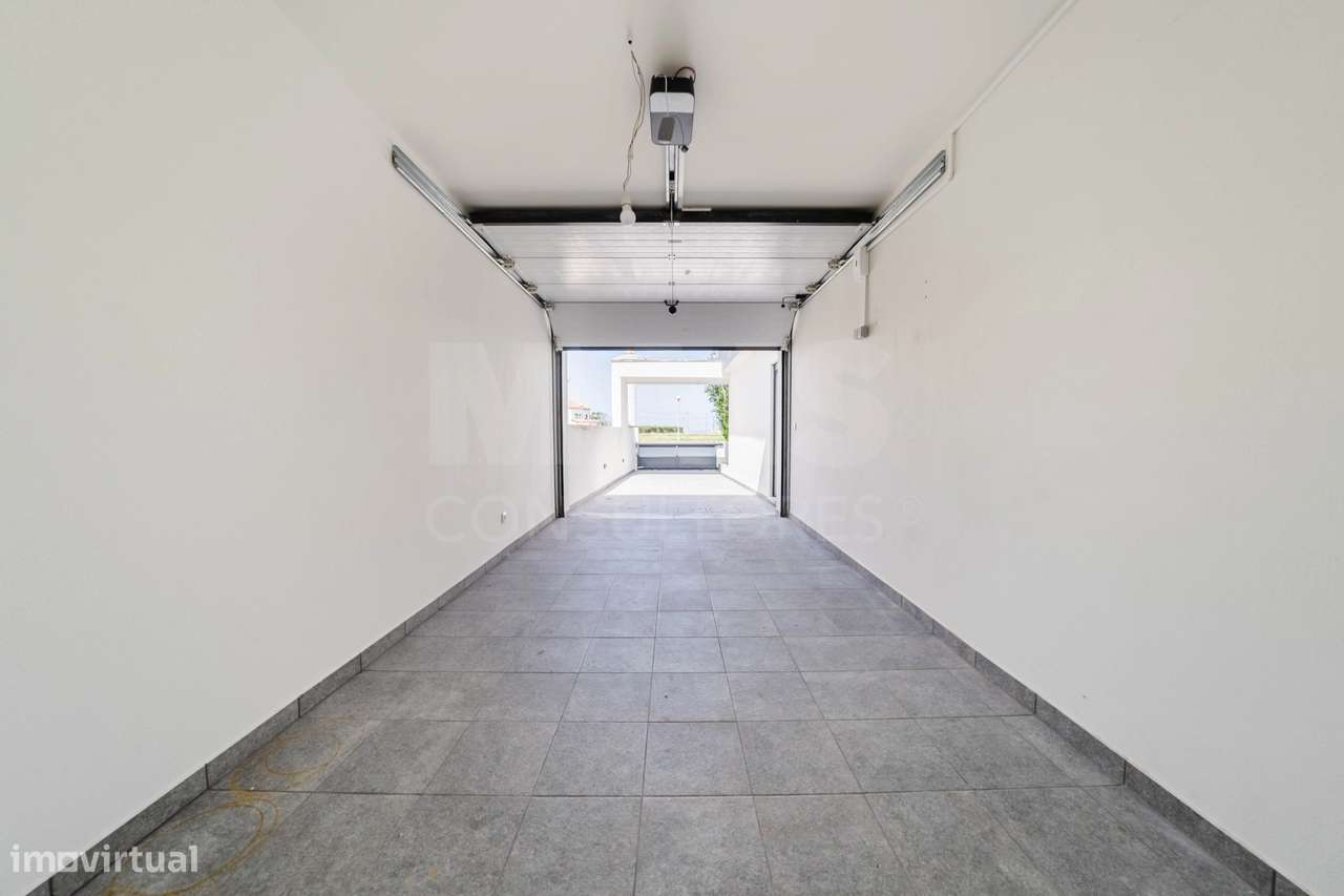 Moradia T3+2 Moderna com Vista Mar e Terraço Panorâmico-24