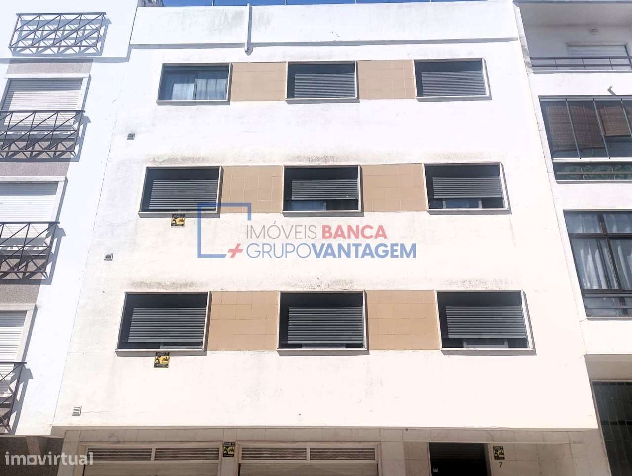 Apartamento T3 Com Parqueamentos Localizado Na Amadora