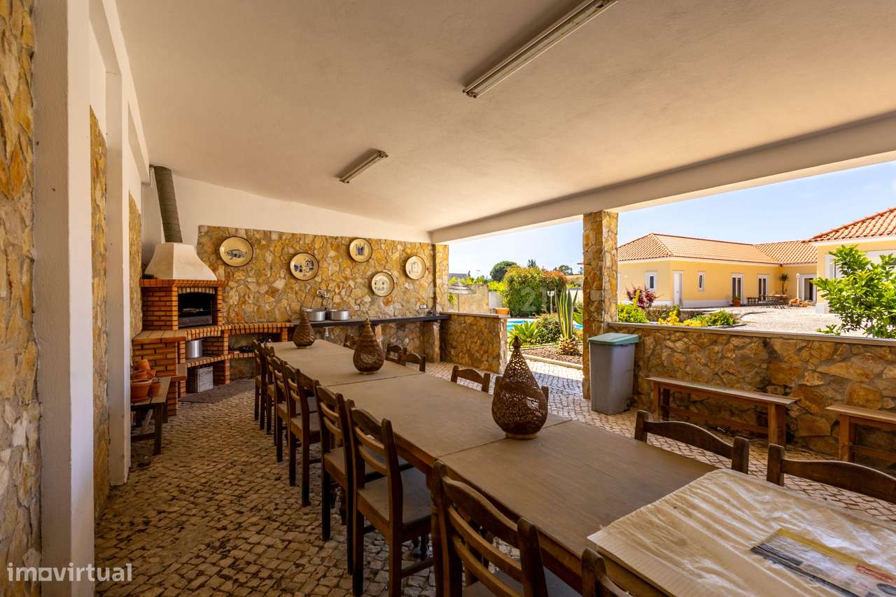 Moradia T5 Térrea com Piscina, Garagem e Lote de 2000 m² – Venda do Al-30