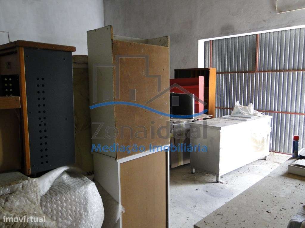 Casa com páteo, localizada no centro de Abrigada-3