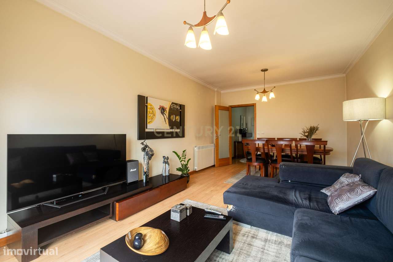 Apartamento T3 Renovado, com aquecimento central, varanda e lugar de g-7
