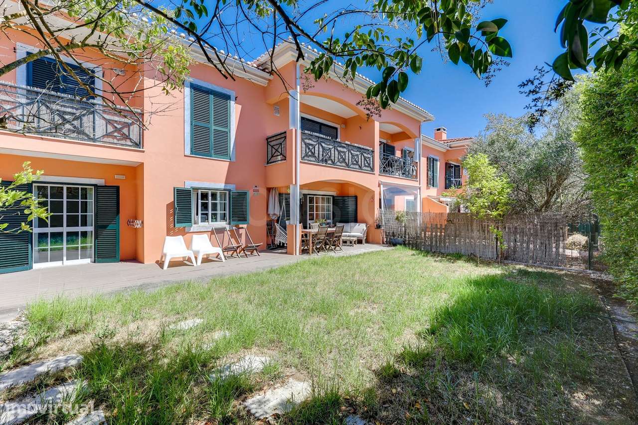 T3 com jardim privado, condomínio com piscina ,2 Estacionamentos + 1 a-25
