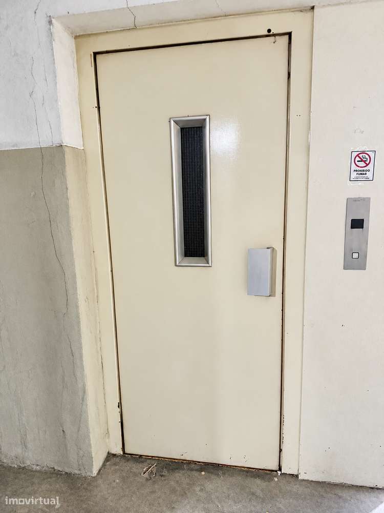 Apartamento T1+1 | Garagem | Elevador | Remodelado | São Cosme-10