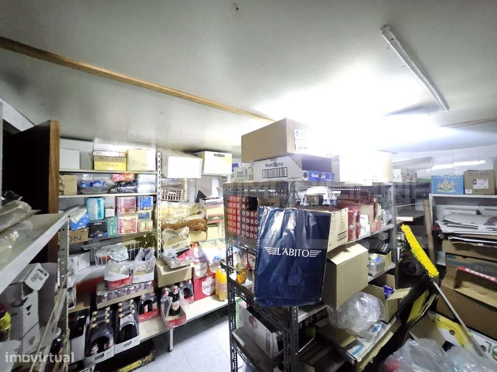 Trespasse de Mini Mercado em Aldeia Típica Na Igreja Nova - Grande imagem: 5/8