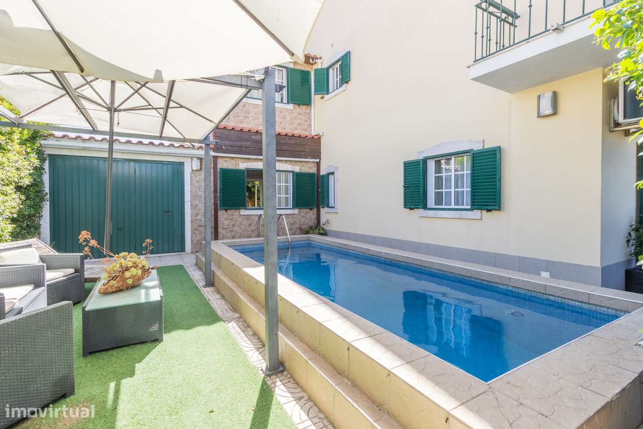 Moradia geminada T3 na Quinta do Conde com piscina, garagem e jardim-1