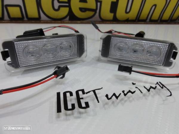 Suporte De Lâmpada De Matricula Com Led Branco Para  Audi TT 8N 2-doors 1999-2006, VW EOS, Golf 4, 5, 6, 7, Lupo, Passat 3C, CC, Polo 6N2, 9N,9N3, Beetle, Passat B6, B7, Phaeton, Scirocco, Seat Altea, Exeo, Exeo ST, Ibiza 6J, Leon 1P, Skoda Superb 3T 4-drs Sedan 2008, Porsche Carrera GT, 911 Carrera 996, 997, GT2, GT3, Boxster 987, Cayene 9PA, Cayman 987C. - 2