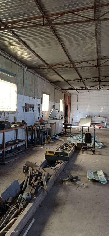 Lote 12.750 m² com 5 Armazéns | Acesso imediato à A41 | Oportunidade Ú-15