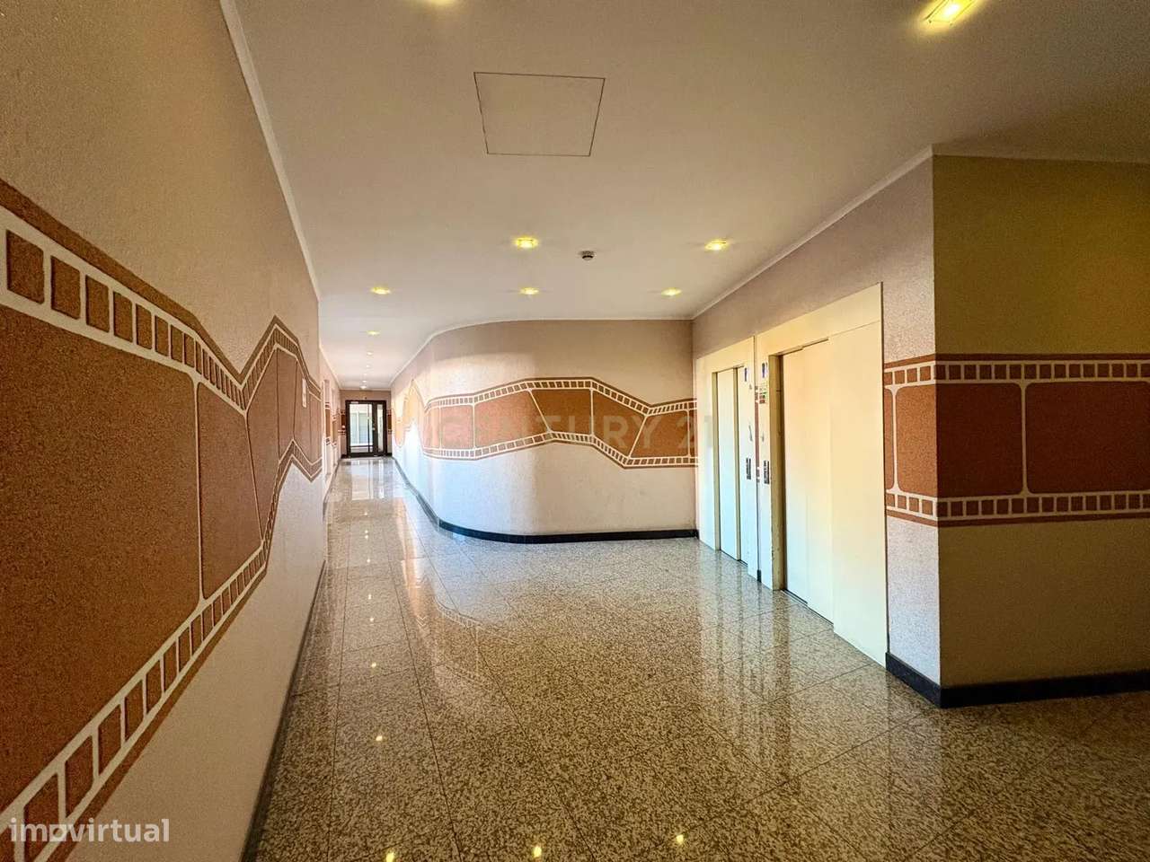 T4 no centro de Mem Martins com terraço e 2 parqueamentos - Grande imagem: 3/26