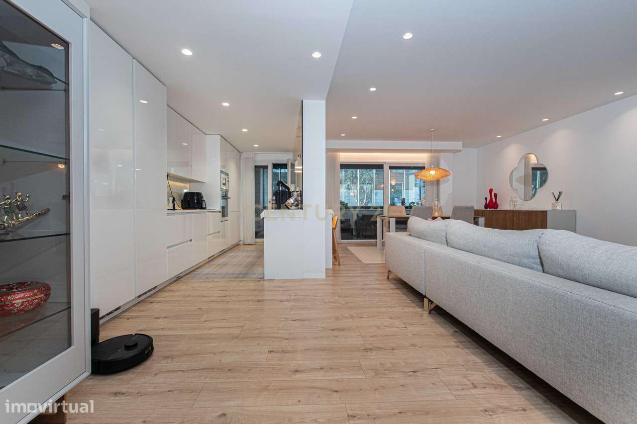 T4 Exclusivo com Terraço e Box para 2 Carros no Jardim da Amoreira-6