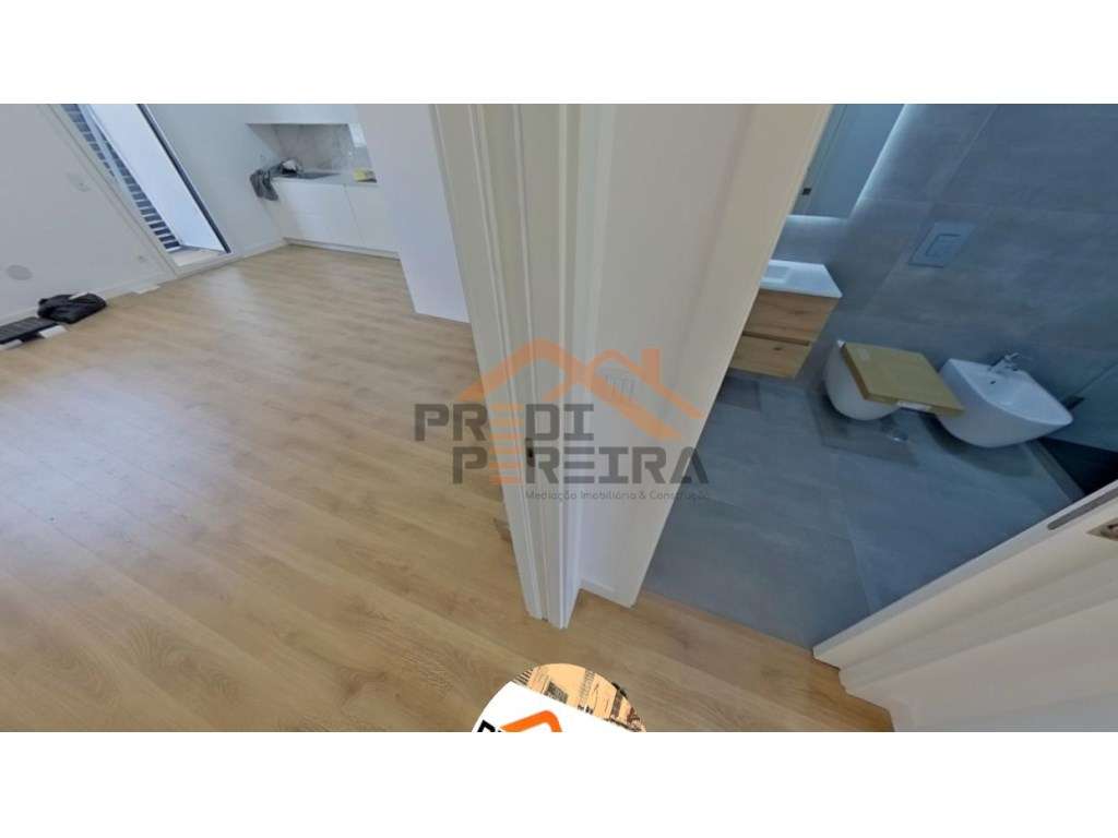 Apartamento T3, localizado em Santo António dos Cavaleiros.-23