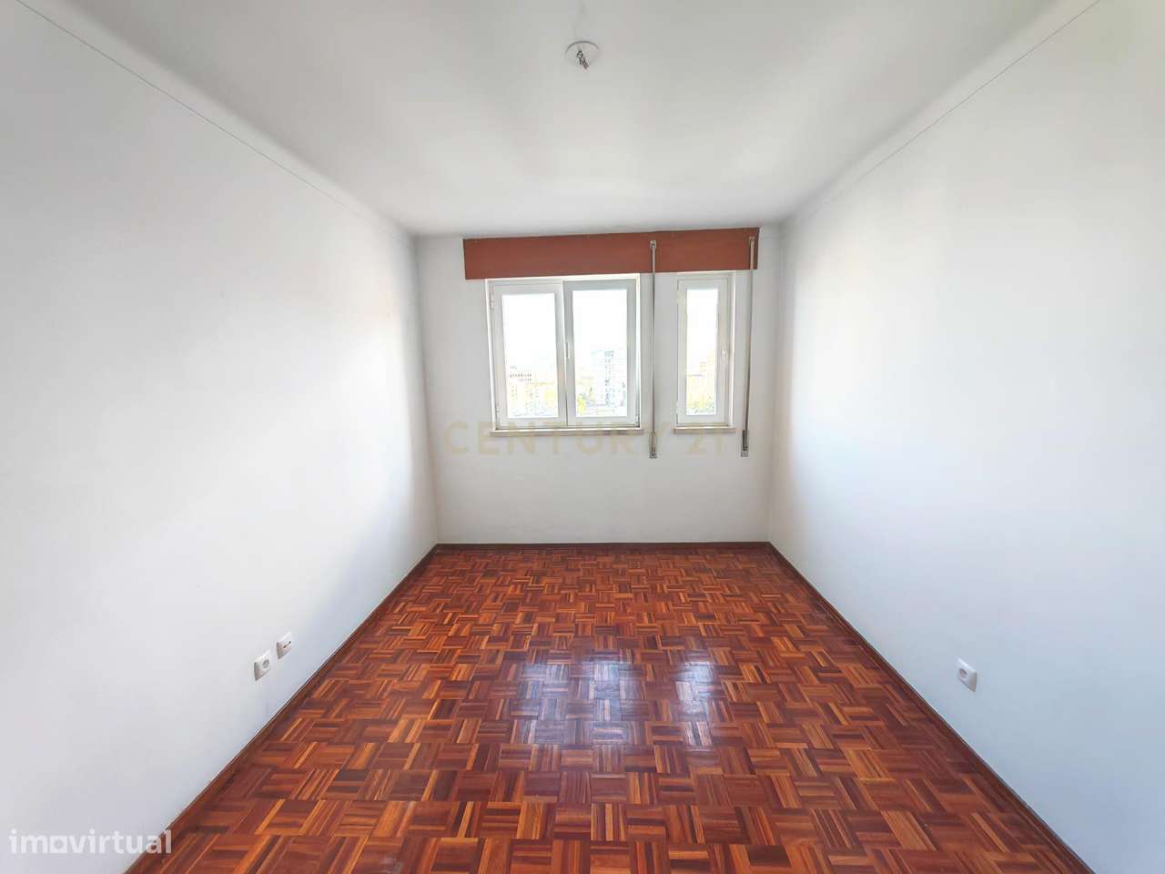 Apartamento T3 renovado recentemente com vista de Rio e Lisboa nos Oli-4