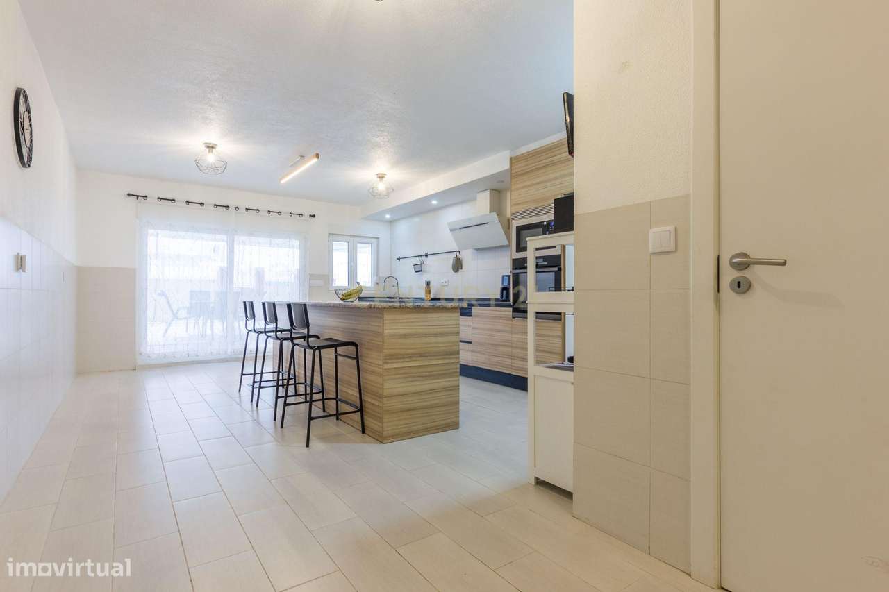 Moradia isolada  de gaveto com  5 assoalhadas num lote de 426 m2 na Qu-5